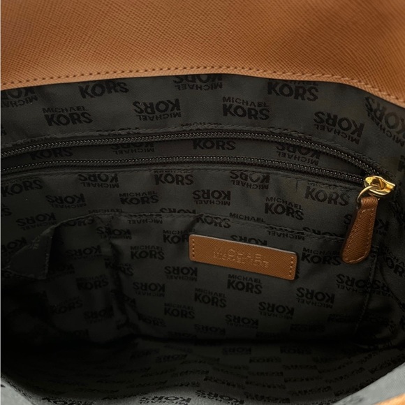 Michael Kors Jet Set Multi Pocket Purse - Picture 6 of 7